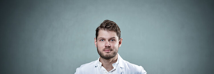 Dr. Piotr Radojewsk - VIEW