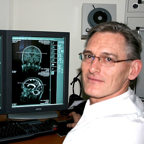 Dr. Martin Traupe Head of the Institute of Radiology, Catholic Hospital Association (KHWE) Weser-Egge Dr. Martin Traupe Head of the Institute of Radiology, Catholic Hospital Association (KHWE) Weser-Egge