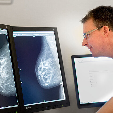 Dr. Toni Vomweg bei der Mammografie Befundung mit JiveX Dr. Toni Vomweg bei der Mammografie Befundung mit JiveX